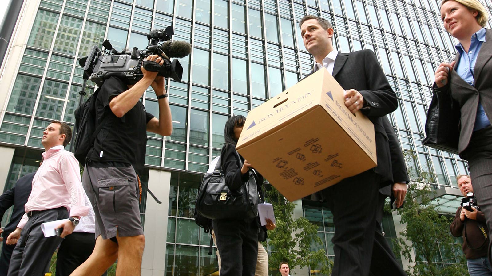 A UK employee of Lehman Brothers carrying a box after clearing his desk when the US investment firm declared bankruptcy, London, September 15, 2008