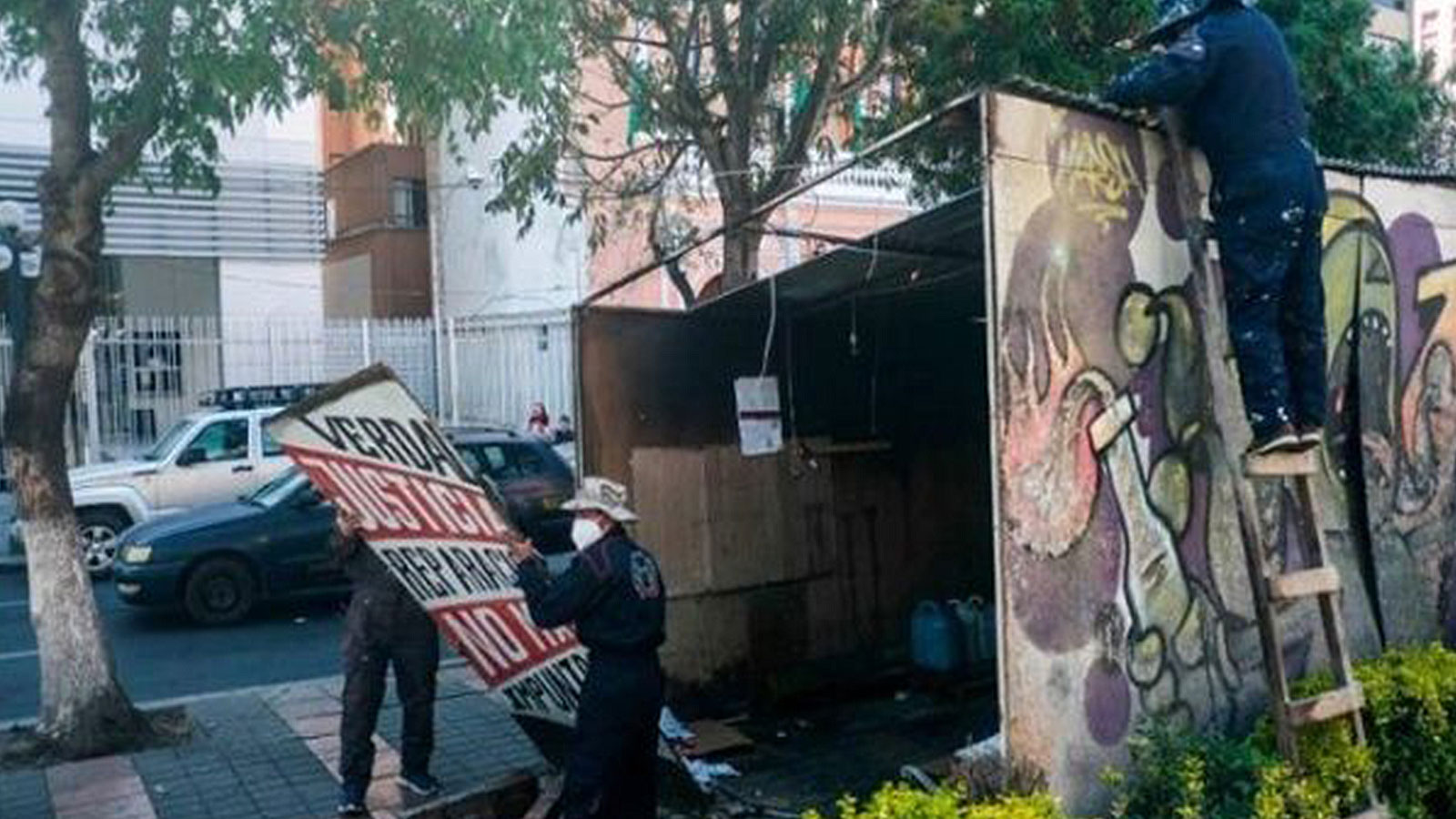 The tents set up in protest 10 years ago in front of the Ministry of Justice are finally being taken down after the signing of this agreement with the Bolivian Government. Aug. 21, 2022. |