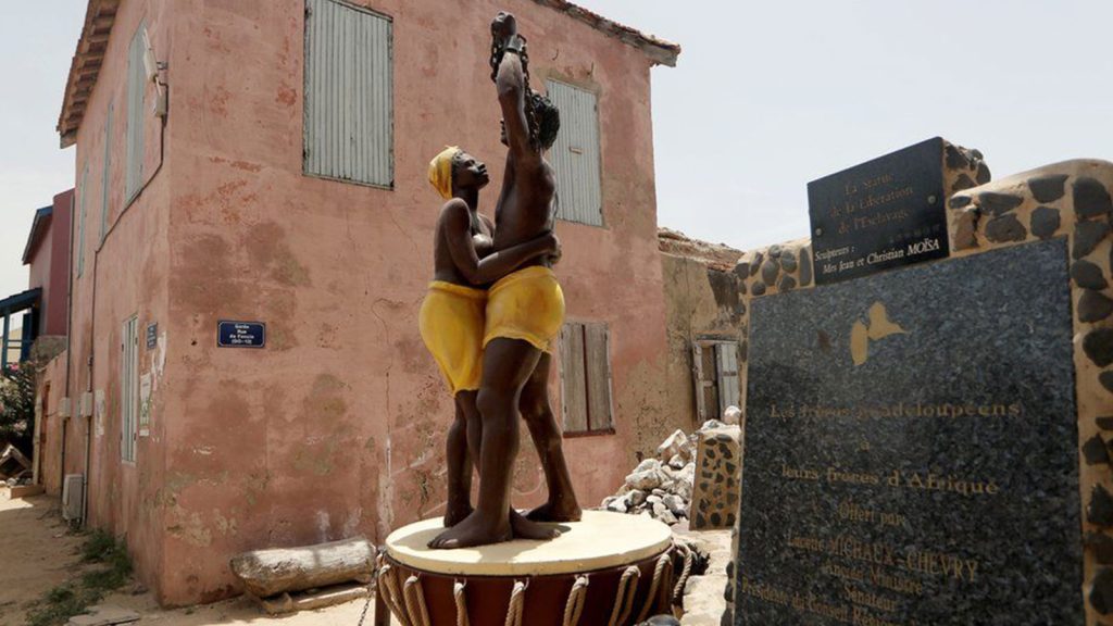African man and woman slavery sculpture